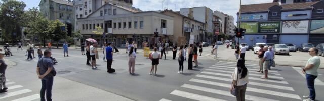 Kragujevčani i ovog petka blokiral raskrsnicu kod  Uzora : Odata pošta žrtvama novosadske tragedije (FOTO)