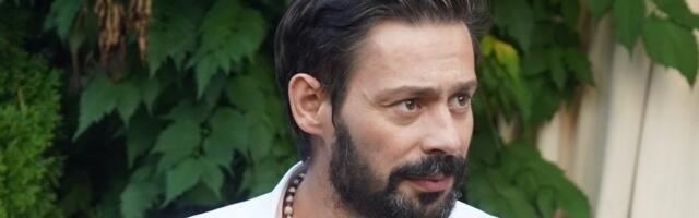 Milan Vasić u Prizrenu proslavlja Aranđelovdan: Glumac zapevao pred punom slavskom trpezom (VIDEO)