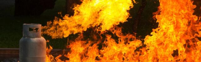 EKSPLOZIJA PLINSKE BOCE RAZNELA ZIDOVE Užas u Zenici, požar pojeo stambenu zgradu, ima teško povređenih