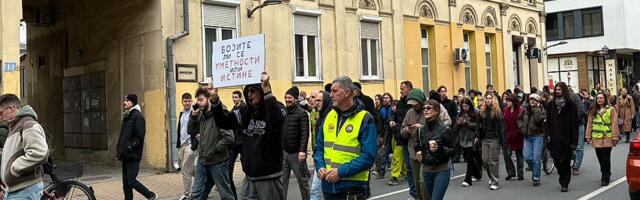 VIDEO: Protest zbog oduzimanja prostora Akademiji umetnosti, okupljeni ispred Skupštine