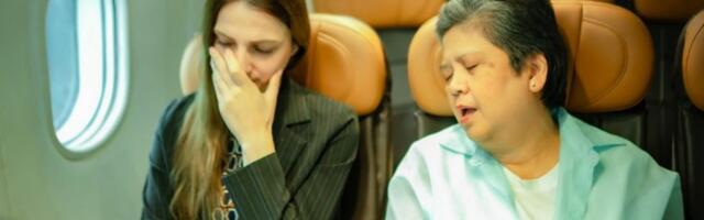 LJUDI STARIJI OD 60 GODINA NE BI TREBALO DA SEDE JEDNI PORED DRUGIH U AVIONIMA: Šokantno istraživanje otkrilo jezivu istinu, evo i zbog čega!