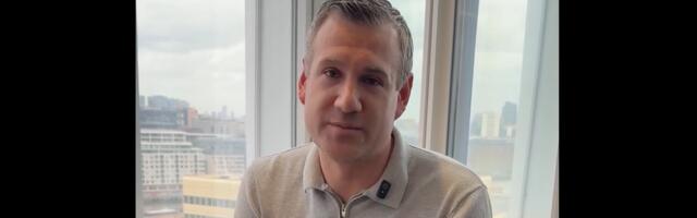 Urednik najčitanijeg britanskog lista gadno prošao jer nije hteo da skine burmu /VIDEO/