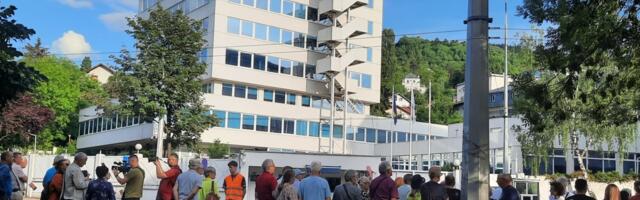 Protest u Sarajevu spred Kancelarije visokog predstavnika sa zahtevom da se zadrže Bonnska ovlaštenja