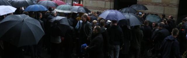 SRBIJA SE I DANAS OPRAŠTA OD NASTRADALE DECE! Ubijene učenike OŠ" Vladislav Ribnikar" najmiliji ispraćaju na večni počinak