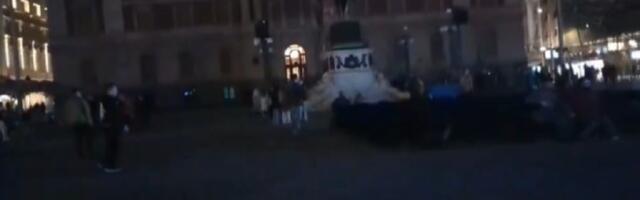 Dokle ovo ide? U centru grada pustili Vučićev govor (VIDEO)