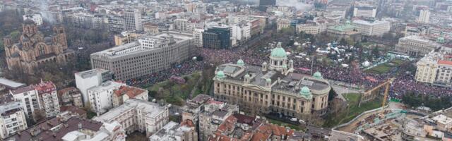 NE VIDE SE ULICE BEOGRADA – Slavija i Trg kod Skupštine prepuni ljudi (VIDEO)