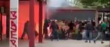 TOTALNI HAOS NA NOVOM BEOGRADU, RADILE MOTKE I STOLICE: Isplivali novi snimci tuče između Delija i Grobara! (VIDEO)