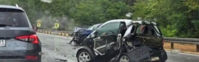 Vozilo smrskano, delovi rasuti po putu: Jeziva saobraćajka kod Bubanj potoka (FOTO)