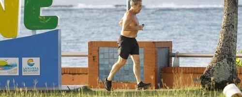 Nakon zatvora otišao na egozično ostrvo: Nikola Sarkozi u ležernom izdanja fotografisan tokom džoginga