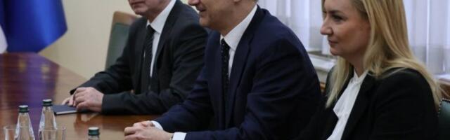 SJAJNE VESTI ĆE OBRADOVATI GRAĐANE NA INICIJATIVU PREMIJERA MACUTA: VMA i Vlada Srbije smanjuju liste čekanja za operacije kuka i kolena! (FOTO)