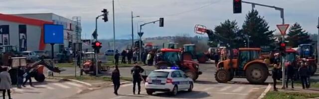 "Nema pregovora dok se hapse najugledniji domaćini!": Poljoprivrednici nastavljaju sa blokadama