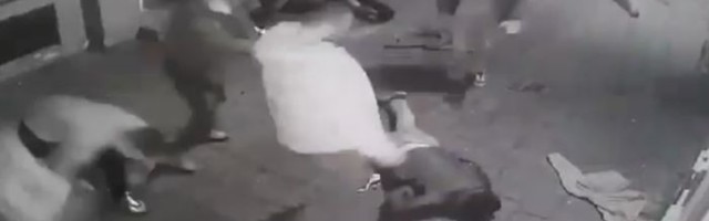VIDEO: Stravičan snimak prebijanja, mladića  šutiraju i gaze po glavi u Laze Telečkog