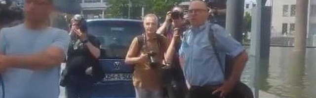 Incident ispred suda u Hagu, muškarac došao s transparentom podrške Mladiću