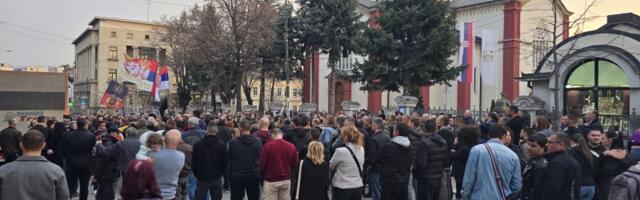 Protest u znak podrške svešteniku Nikoli Simiću ispred Saborne crkve (FOTO)