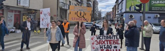 Kragujevčani već 43 dana kod  Uzora  odaju poštu žrtvama novosadske tragedije (FOTO)