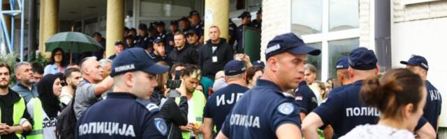 GRAĐANI TAOCI STUDENTSKOG BEZAKONJA! Sramno ponašanje u Novom Pazaru, BLOKADERI nasrnuli na policiju isred suda! (VIDEO)