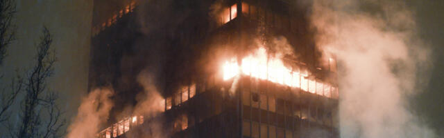 HAPŠENJE ZBOG POŽARA U ZGRADI VJESNIKA Lisice na ruke stavljenje mlađoj osobi