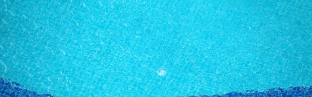 NEZAPAMĆENA NESREĆA, ŽENA AUTOM PROBILA STAKLENI ZID I ULETELA U BAZEN PUN PLIVAČA Sa njom u vozilu bila i ĆERKA (5)