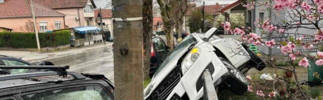 MLADIĆ (29) POGINUO, AUTO ZAVRŠIO NA OGRADI KUĆE! Stravični detalji saobraćajne nesreće u Kragujevcu! (FOTO)