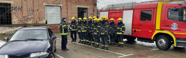 Kragujevački vatrogasci realizovali vežbu spasavanja lica u okviru tehničke intervencije u saobraćaju