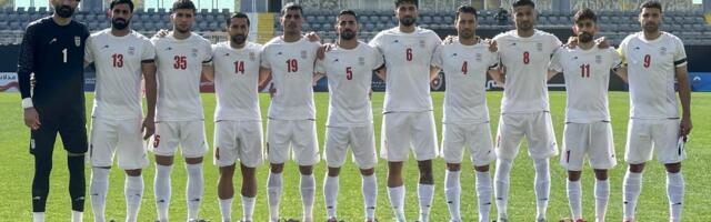 CRNI FLOR I ŠKOLSKE TORBE: Fudbaleri Irana odali počast stradalima u napadu na školu u toj zemlji