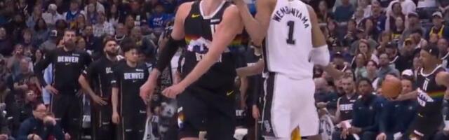 NA ŠTA OVO LIČI? Pogledajte kako je Vembanjama udario Jokića u glavu! Nikola počeo da krvari...(VIDEO)