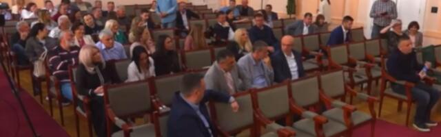 Haos u Užicu: Bačen suzavac u Skupštini grada, blokaderi odmah krenuli da spinuju i optužuju obezbeđenje (VIDEO)