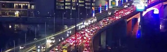 SAOBRAĆAJNI KOLAPS U BEOGRADU! Sve stoji na mostovima, vozila mile na Trgu Nikole Pašića i u Bulevaru Mihajla Pupina! /FOTO/