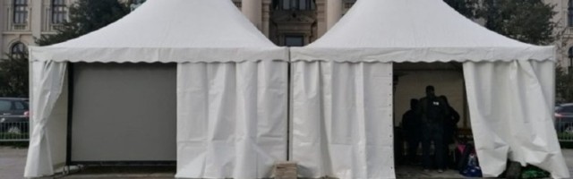 Protest ispred Skupštine: Frilenseri postavili šatore