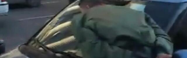 U ŠKOLSKOM DVORIŠTU PRODAVAO DROGU! Diler u jakni skrivao skoro 200 grama marihuane!