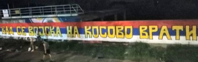 Skrnavljenje murala Jurija Gagarina i Džona Rida parolom „Kad se vojska na Kosovo vrati“