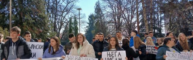 Oko 100 gimnazijalaca protestvovalo u Vranju, odali počast nastradalima u Novom Sadu