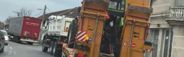 Kamion bez tablica i sa grbom Beograda prevozi traktore iz Zrenjanina (VIDEO)