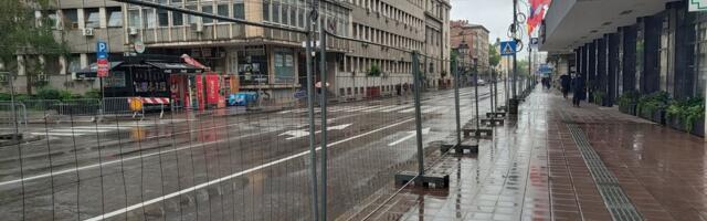 Niš u pripremama za Vučićev trodnevni skup: Montiraju se ograde duž cele ulice u centru grada, šatori ostaju?