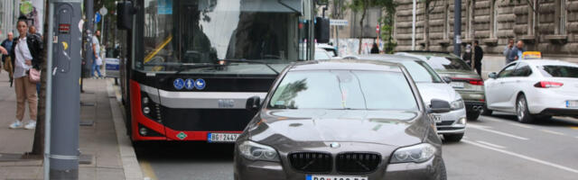 PRVE FOTOGRAFIJE SA MESTA NESREĆE U BEOGRADU Težak sudar autobusa i automobila, ima povređenih