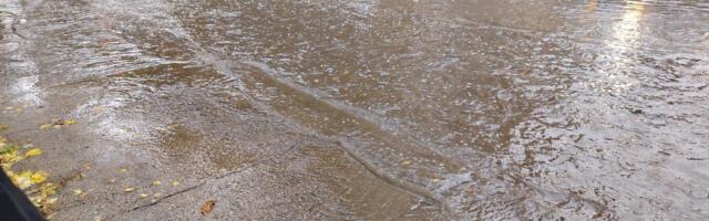 Reke na ulicama ali i u pojedinim dvorištima škola u Nišu posle kiše