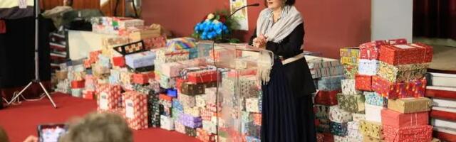 Novogodišnji paketići iz Velike Britanije izmamili osmehe decu: "Radost" dodeljena za 500 mališana iz Kragujevca