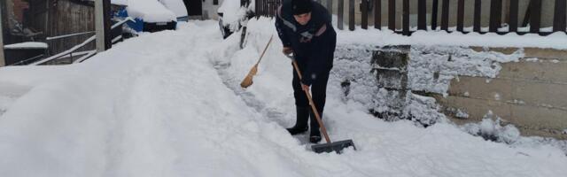 ONI NE ČEKAJU DA NEKO DOĐE I OČISTI IM SNEG: Sjajne scene u Užicu, ljudi se samoorganizovali - "Ne vredi sedeti i kukati, već lopate u ruke"