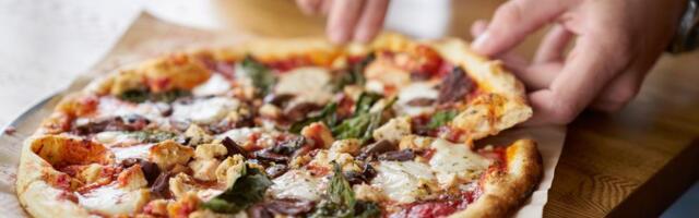 Ceo život jedemo pogrešno picu: Stručnjak za bonton rešio večitu dilemu, evo kako je ispravno (Video)