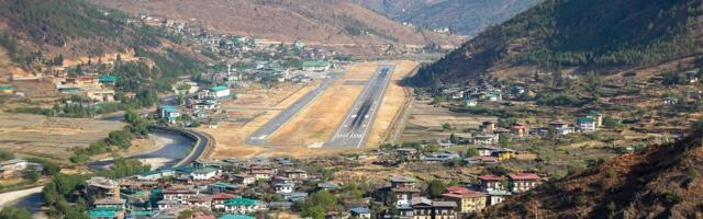 OKRUŽEN "ZIDOVIMA" OD KAMENA Svega 50 pilota može da sleti na ovaj aerodrom, snimak oduzima dah!