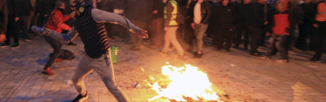 NASTAVLJENI MASOVNI PROTESTI ZBOG TRAMPOVOG ZETA! Hiljade demonstranata diglo glas protiv luksuznog kompleksa na Jadranu (VIDEO)