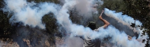 Grupa mladih Čeha prska suzavac u lice ljudima koji ne nose masku ili vizir