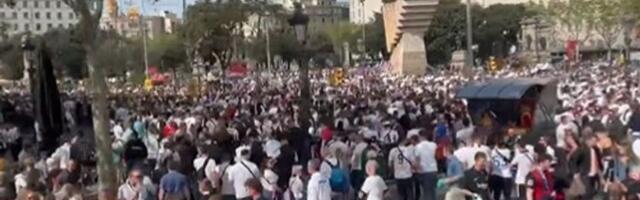 Barselonu okupiralo 30.000 navijača Ajntrahta (VIDEO)