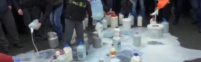 Протест произвођача млека у Мрчајевцима - траже од председника да им помогне