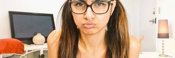Mia Khalifa prodaje svoje poznate naočare na aukciji