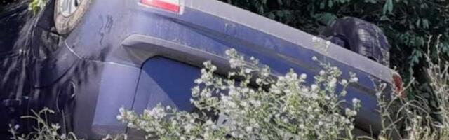 Bizarna nesreća u Brusu! Automobil se prevrnuo na bok, niko ne zna kako ?! (FOTO)