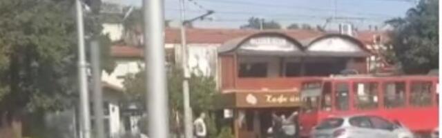 Sudar automobila i tramvaja na Autokomandi (VIDEO)