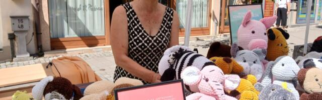 Dragana amigurimi tehnikom plete lutke od plišanog konca za decu