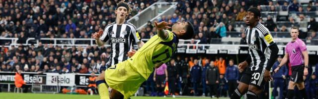 ČUDESAN GOL ZA BOD U 95. MINUTU I TO U PREMIJER LIGI! Gužva u kaznenom, lopta je odletela visoko, a onda hladan tuš za pun stadion