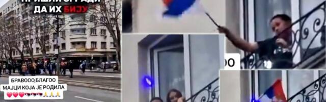 Osvanuo strašan snimak - blokaderi napali devojke koje su mahale srpskom zastavom: Ovo će vas naježiti do kosti